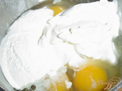 Готовим заливку, для этого смешиваем яйца, сметану, крахмал и 50 г сахара, перемешиваем до однородной массы.