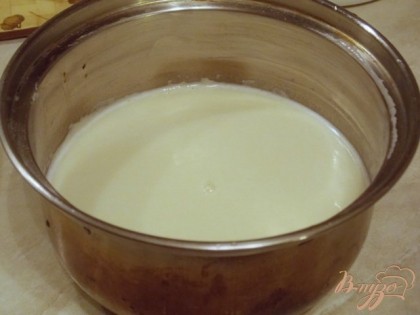 Из яиц, сахара, соли, растительного масла, молока и муки замешиваем тесто на блинчики.