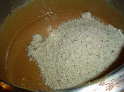 Пока крем остывает, готовим пралине. В нагретую сковороду кладем миндаль, сверху 100 г сахара, жарим орехи, постоянно перемешиваем и доводим до такого состояния, когда сахар превратится в карамель (нельзя допустить подгорания). Затем орехи выкладываем на пергамент, смазанный маслом, даем остыть, а затем измельчаем карамель с орехами. Размягченное сливочное масло взбиваем до бела, а затем постепенно добавляем крем, не прекращая взбивать, в конце добавляем пралине и хорошо перемешиваем.