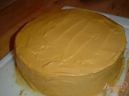 Я приготовила еще и масляный крем под мастику, им и промазала бока и верх торта.