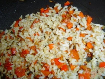 К овощам добавляем рис и обжариваем в течении 3-4 минут,