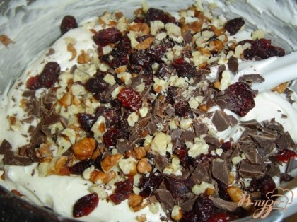 Измельчаем орехи (не сильно), режем на мелкие кусочки шоколад и кладем в тесто, добавив вяленую клюкву, перемешиваем.