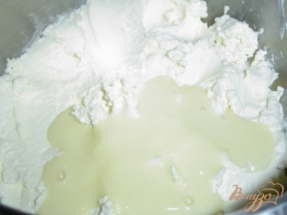 Пока коржи остывают, готовим крем. Творожный сливочный сыр соединяем со сгущенным молоком, добавляем ванилин и взбиваем до образования пышной, кремообразной массы. Сгущенку лучше добавлять постепенно, тогда можно быть спокойным, что крем не станет жидким.