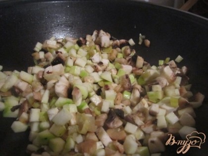 В глубокую сковороду налить чуть оливкового масла, сначала слегка потушить лук порей, затем выложить нарезанные овощи. Немного посолить, накрыть крышкой и потушить минут 10.
