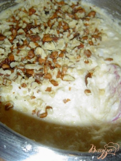 Рубим орехи, крупно и добавляем в тесто, еще раз перемешиваем.