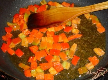 Сладкий перец нарезаем кубиками и обжариваем на небольшом кол-ве оливкового масла около 5 минут.