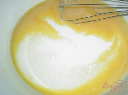 Яйца смешиваем с сахаром, оливковым маслом, молоком и хорошенько перемешиваем.