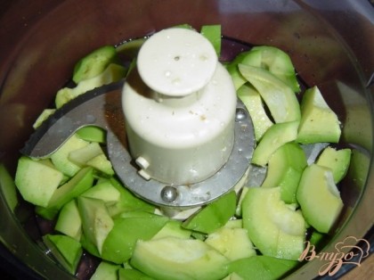 Почистить авокадо, удалить косточку, порезать небольшими кусочками, поместить в блендер, посолить и поперчить по вкусу, а затем взбить до состояния пюре.