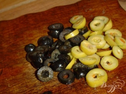 Маслины и оливки нарезаем кружочками.