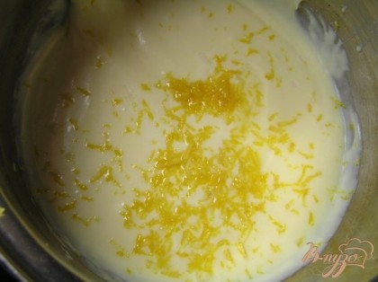 Для лимонного крема с миндалем соединить оставшееся сгущеное молоко со 100 г сливочного масла, добавить цедру и сок лимона,