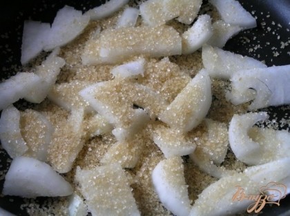 Лук нарезать, выложить на сухую сковородку, всыпать сахар, готовить помешивая 3-4 минуты до образования карамельного сиропа,