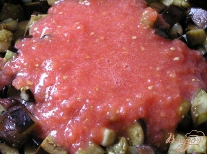 Добавить баклажаны и пюрированные томаты. Перемешать, готовить 5-7 минут.