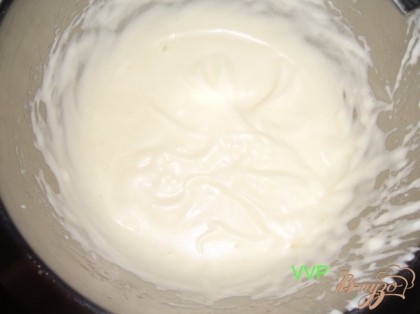 Яйца взбить с сахаром в крепкую пену.Влить растопленное негорячее масло,добавить ванилин,мелко дробленные орехи и осторожно вымешать.