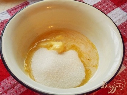 Сливочное масло соединяем с сахаром.