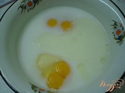 Молоко, кефир и яйца взбить веничком.Добавить, сахар, соль,разрыхлитель, растительное масло.