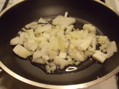 В сковороду наливаем растительное масло и кладем лук.