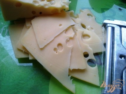 Нарезаем пластинками сыр.