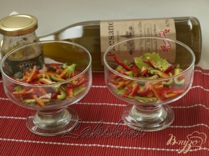 Нарезаем соломкой перец.В креманки руками рвём листья салата,выкладываем болгарский перец сверху.