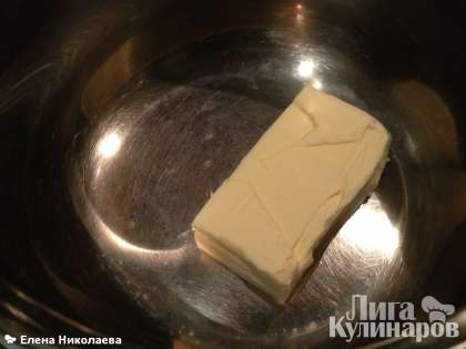 В кастрюльку положите кусочек сливочного масла (оставьте 1/2 ч.ложки на смазку формы)