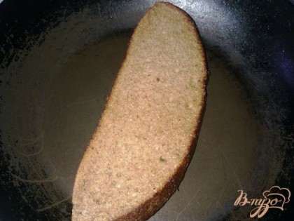 Обжариваем кусочек хлеба без масла с двух сторон