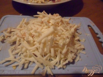 Колбасный сыр натереть на крупной тёрке.