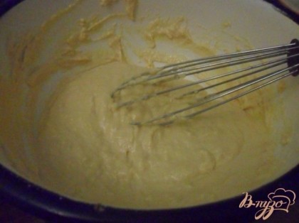 К майонезу добавить яйца, соль, просеянную муку и замесить тесто.