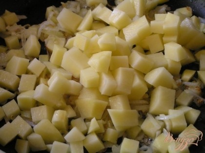 картофель, нарезанный кубиками, продолжая обжаривать.