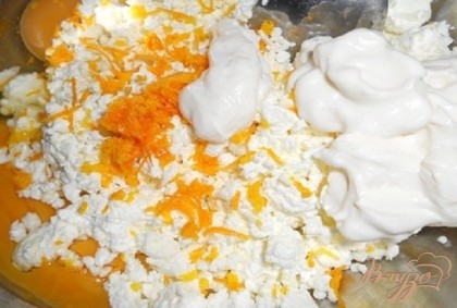 В миске смешать творог, яйца, апельсиновую цедру, ванильный сахар (10 г), сметану и сахар. Добавить муку и перемешать.