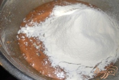 Выжать сок с апельсина (2 ст.л. сока оставить) и добавить в тесто, перемешать, добавить орехи, но можно и без них. Добавить муку и перемешать до однородности.