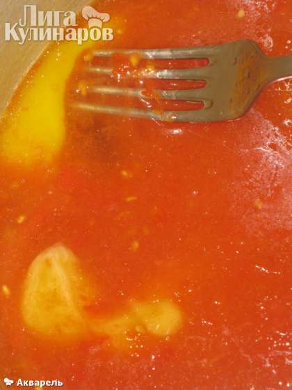 В глубокой миске смешиваем томатный сок (у меня домашний томатный сок) с растительным маслом, вбиваем яйца, добавляем соль и сахар по вкусу, размешиваем.