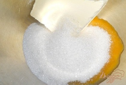Сахар (65 г) растереть с маслом и желтком.Добавить разрыхлитель и муку и замесить тесто, оно должно быть мягким и немножко липким.