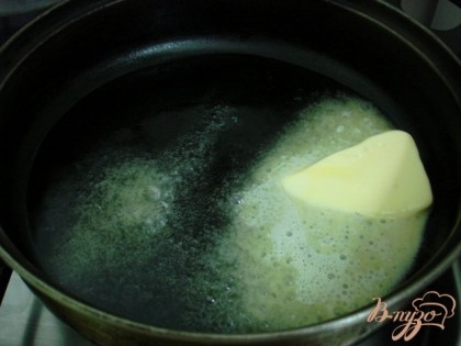 На сковороде распустить сливочное масло, добавить оливковое.