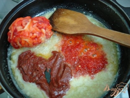 Добавить болгарский перец, томатную пасту,домашнюю аджику.