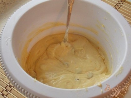 Взбиваем миксером. Перекладываем готовое тесто в форму для кексов и выпекаем в духовке при температуре 170-180 градусов 40-45 минут.