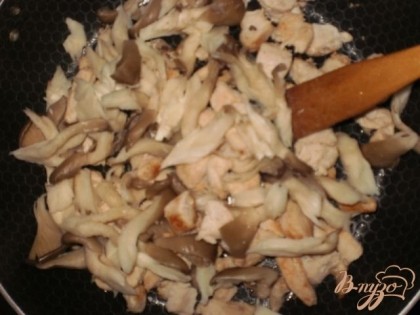 Затем добавляем нарезанные грибы и лук и жарим еще 10-15 мин.