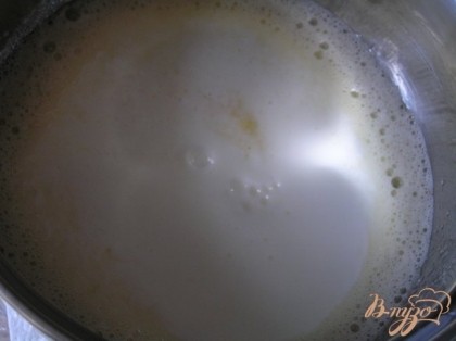 Яйца немного взбить с сахаром, ванилином и солью, влить кефир,