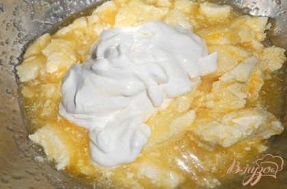 Яйца растереть с сахаром и ванильным сахаром, добавить соль и масло и перетереть, добавить мед и сметану и перемешать.