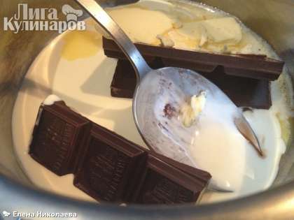 Делаем шоколадный ганаш: растапливаем темный шоколад со сливочным маслом и сливками в кастрюле