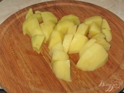 На плиту ставим кастрюлю с бульоном или водой. Доводим до кипения и бросаем картофель.