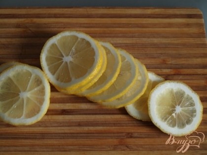 Нарезаем кружочками лимон(желательно чтоб в нём было поменьше семечек).