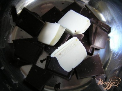 Растопить поломанный на кусочки шоколад со сливочным маслом,