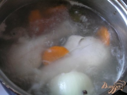 Как вода закипит добавить лук с воткнутыми в него гвоздичками, крупно нарезанную морковь и лавровый лист. Варить 40 минут. Затем посолить и варить еще 15-20 минут.