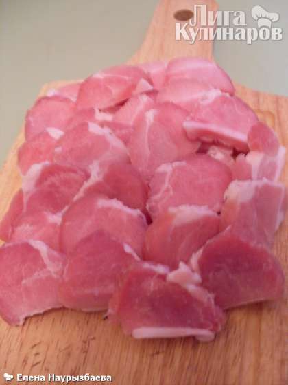 Мясо нарезать на кусочки толщиной 0,5 см