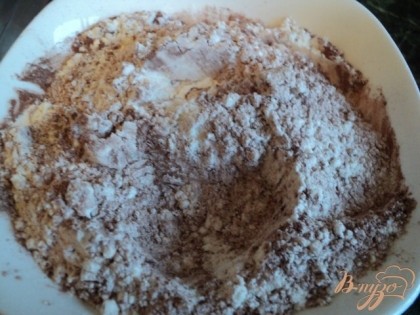 Готовим тесто: муку смешиваем с ванильным сахаром, какао и  разрыхлителем теста.