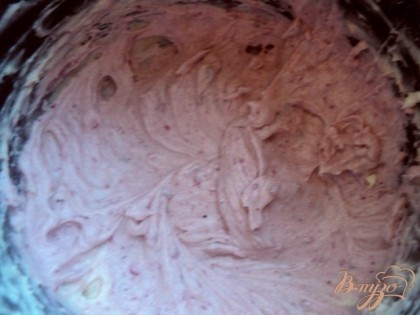 В &#188; часть крема добавить клюкву, перетертую с сахаром, хорошо взбить – получим крем розового цвета.