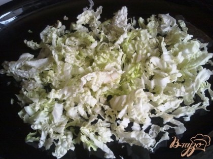 Салат выкладываем слоями – с начала слой порезанной пекинской капусты.