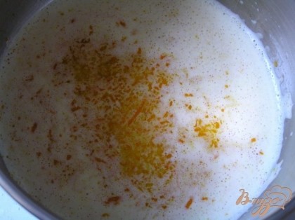 Залить желатин водой (30-50 мл) и дать ему набухнуть. Молоко с цедрой апельсина довести до кипения, снять с огня.