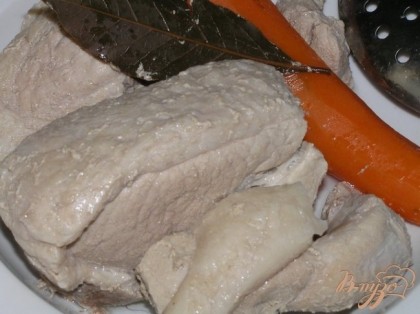 Вынуть готовое мясо и морковь, процедить бульон.