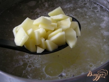 В кипящий бульон выложить нарезанный картофель, варить 10 минут.