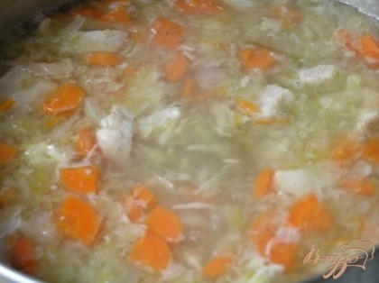 Также можно нарезать вареную морковь (вынутую из бульона) и добавить в кастрюлю. В конце варки всыпать сахар, довести до кипения, снять с огня.
